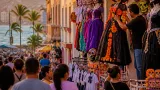 Comerciantes de Acapulco reportan movimiento por disfraces y atuendos para Día de Muertos